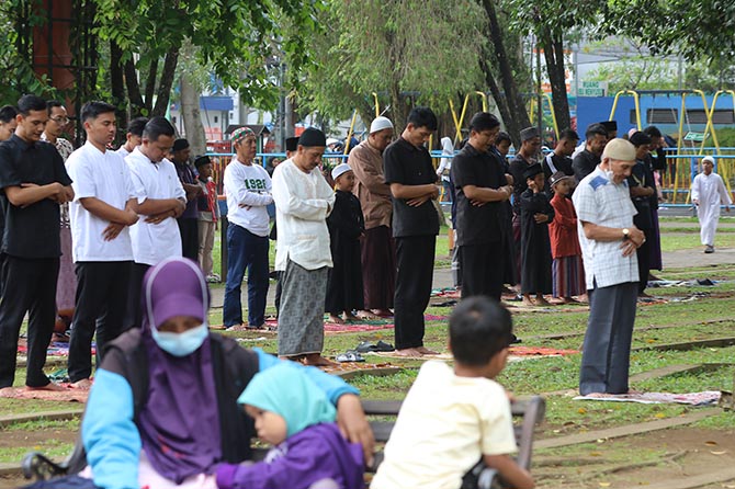 ANTUSIAS: Beberapa jamaah salat Jumat di Masjid Agung Jami’ Malang terpaksa menggelar sajadah di alun-alun merdeka lantaran tidak kebagian tempat. (Darmono/Radar Malang)