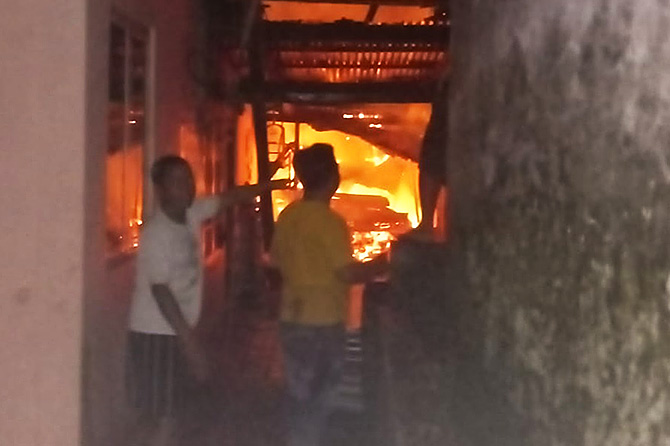 MEMBARA: Kobaran api terlihat dari salah satu gang, membakar pabrik kerupuk dan sebuah rumah di Jalan Bulutangkis, Kelurahan Tasikmadu, Kecamatan Lowokwaru, Rabu pagi (22/3).(DAMKAR KOTA MALANG FOR RADAR MALANG)