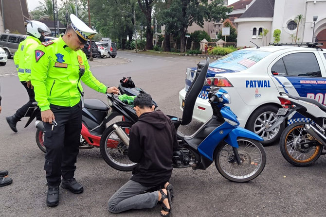 BONGKAR : Satlantas Polresta Malang Kota meminta pengendara mencopot knalpot brongnya yang menyebabkan polusi suara. (Satlantas Polresta Malang Kota for Radar Malang)