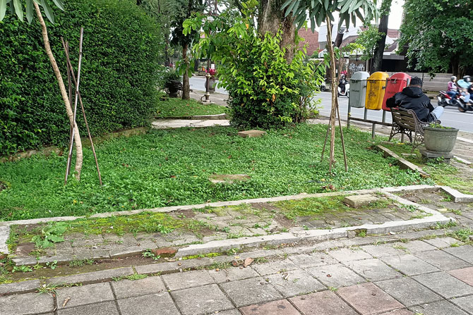 DICOPOT BERTAHAP: Pemkot Malang memastikan bakal mencabut seluruh kursi di Jalan Ijen. Hingga kemarin (28/2), sudah ada empat kursi yang dicabut dan dipindahkan ke tempat lain.(Suharto / Radar Malang)
