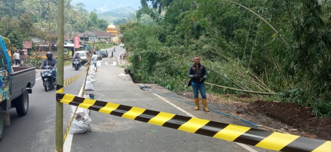 BERBAHAYA: Titik jalan yang longsor di Ngantang, Kabupaten Malang.