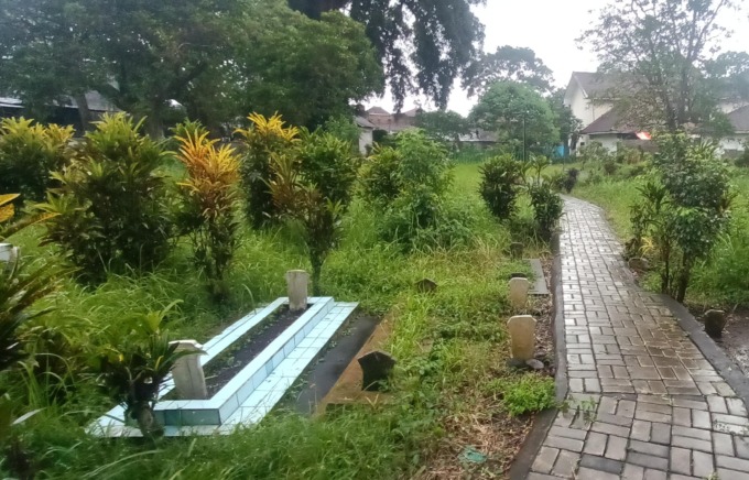 KAJI ULANG: Kondisi TPU Madyopuro setelah diguyur hujan. DLH berencana mengkaji ulang perluasan TPU Madyopuro yang disarankan memakai lahan 1,5 hektare di Kelurahan Lesanpuro. (suharto/radar malang)