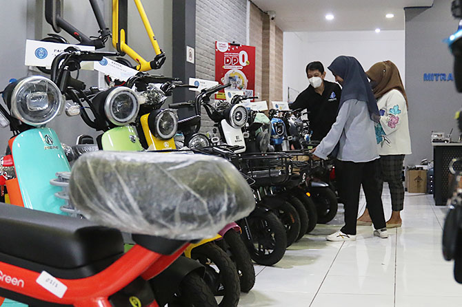 RINTISAN : Sebagian merek motor listrik bersubsidi meminta uang panjar kepada konsumen. (Darmono/Radar Malang)