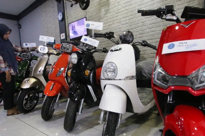 TERBATAS : Motor listrik subsidi hanya bisa dibeli kalangan tertentu. (Suharto/Radar Malang)