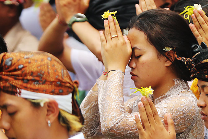 KUSYUK : Umat Hindu sembahyang dengan khidmat dalam ritual ngembak geni. (Darmono/Radar Malang)