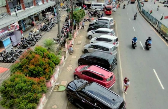 TERPANTAU LANGSUNG: Deretan kendaraan parkir di depan Pasar Lawang beberapa waktu lalu. Dishub Kabupaten Malang sedang menyiapkan aplikasi untuk mengelola parkir. (Radar Malang)