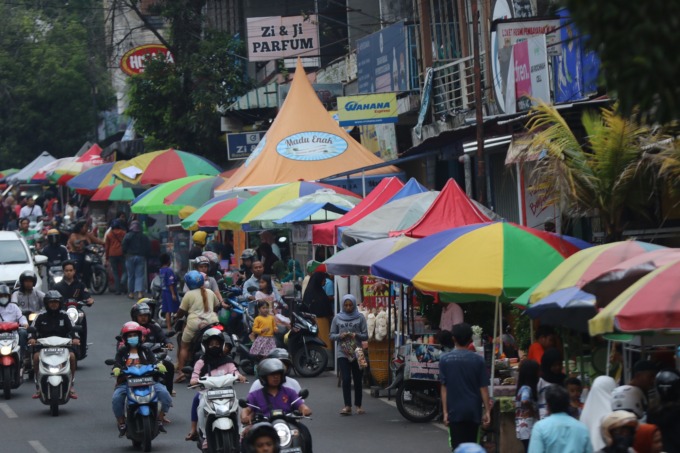 BIKIN MACET: Sejumlah lapak pedagang takjil di Jalan Muharto, Kecamatan Kedungkandang yang memakai sebagian badan jalan, kemarin. (darmono/radar malang)