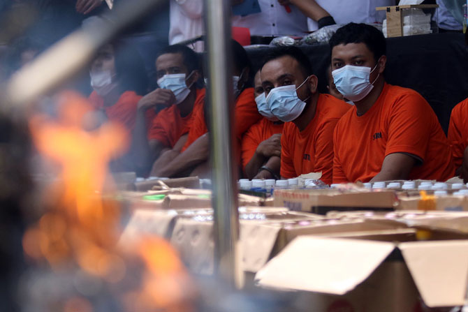 MENINGKAT TAJAM: Sejumlah tersangka hasil Operasi Pekat Semeru 2023 turut dihadirkan dalam konferensi pers, kemarin siang (29/3).(Suharto / Radar Malang)