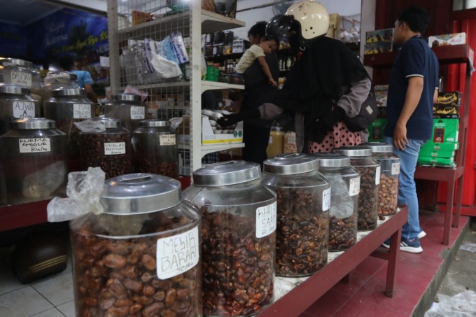 BERKAH: Konsumen memilih sejumlah jenis buah kurma di Toko Raja Kurma, Kecamatan Klojen, kemarin siang. (darmono/radar malang)