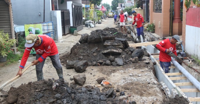 KEBUT PENGERJAAN: Pekerja melakukan pembangunan drainase di Jalan Krisna kemarin siang. Proyek tersebut ditarget tuntas hanya dalam sebulan saja. (darmono/radar malang)
