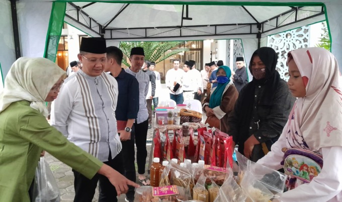 SEMARAK: Pj Wali Kota Batu Aries Agung Paewai berdialog dengan salah satu peserta bazar Ramadan di Masjid Putih Darus Sholihin, Selasa (28/3).