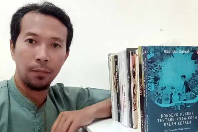 GURU : Darwanto dan buku karyanya yang ditulis dengan nama pena Masdhar Zaenal. (Darwanto for Radar Malang)