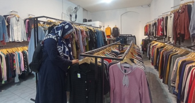 KEPANJEN - Meski ada larangan bisnis pakaian bekas impor atau thrifting, Pemkab Malang masih belum bersikap terhadap keberadaan toko yang menjual busana seken. Hal itu karena belum adanya instruksi dari Pemprov Jatim terkait hal itu. Namun pendataan toko mulai dilakukan di tiap wilayah.  (Hanif/Radar Malang)