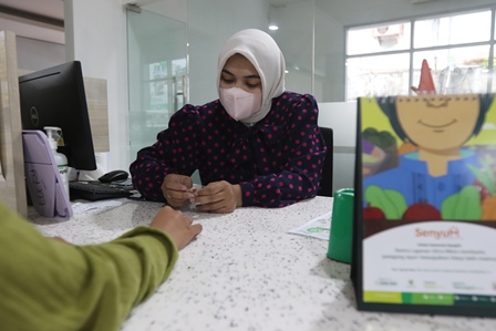 TUNGGU PRESIDEN: Pengunjung keluar dari gedung MCC kemarin. Gedung setinggi delapan lantai itu dijadwalkan akan diresmikan Presiden Jokowi pada 21 Maret depan.