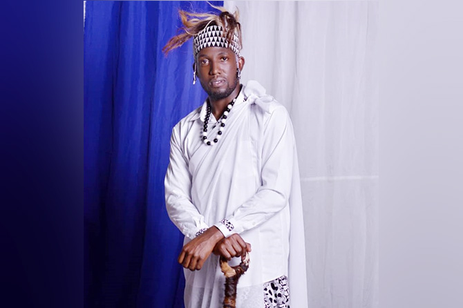 TRADISIONAL : Sonko Yusuf, asal Uganda, mahasiswa asing Universitas Negeri Malang. (Sonko Yusuf for Radar Malang)