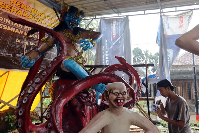 KARYA : Warga Dusun Losari, Desa Sidorahayu, Kecamatan Wagir sudah menyiapkan beberapa ogoh-ogoh untuk menyambut Hari Raya Nyepi. Proses pembuatannya mulai dilakukan pertengahan Januari lalu. (Darmono / Radar Malang)