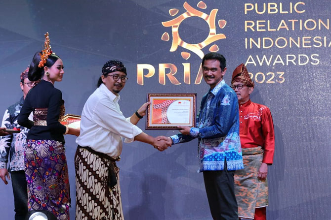 TERIMA : Founder dan CEO PR Indonesia, Asmono Wikan menyerahkan penghargaan PR Indonesia Award 2023 kepada Kadiskominfo Kota Malang M Nur Widianto (Pemkot Malang for Radar Malang)