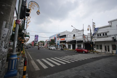 RAWAN MACET: Pengendara melintasi Jalan Basuki Rahmat kemarin (23/3). Kawasan Kajoetangan Heritage tersebut termasuk area larangan pasar takjil. (Suharto/Radar Malang)
