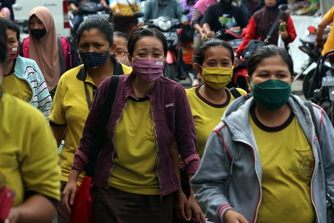 PULANG : Buruh pabrik rokok di wilayah Malang. Pembayaran THR di ribuan tempat usaha Malang Raya dimonitor. (Darmono/Radar Malang)