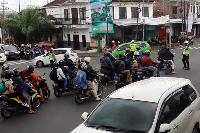 PADAT : Arus lalu lintas di Pendem saat liburan akhir tahun 2022. Libur Lebaran, jalur ini masih akan padat. (Darmono/Radar Malang)