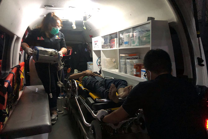 TAK TERTOLONG: Tim medis mengevakuasi salah seorang karyawan pabrik tali strapping yang tersengat listrik pada Selasa malam (4/4).(ISTIMEWA)