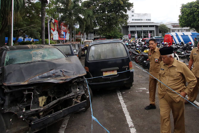 CEK : Bupati Malang HM Sanusi didampingi Sekda Wahyu Hidayat meninjau kendaraan dinas yang telah rusak dan usang di parkiran Pendapa Agung Kabupaten Malang. (Darmono/Radar Malang)