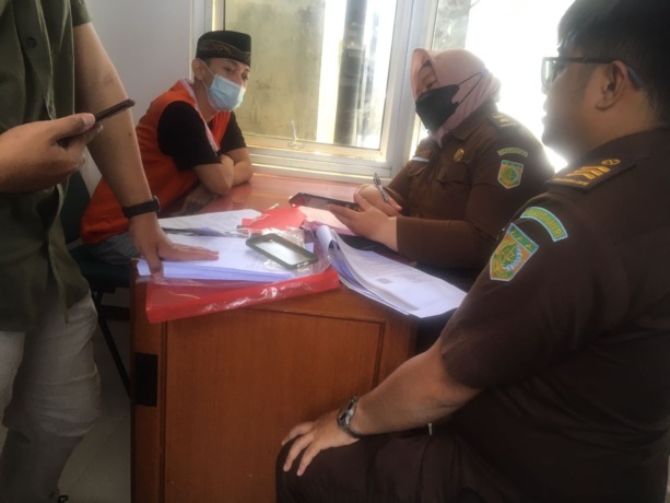 KASUS PORNOGRAFI: Faris menjalani pemeriksaan di Kejaksaan Negeri Batu sebelum dikirim ke Rumah Tahanan Lapas Lowokwaru, Rabu pagi (4/4). (KEJARI BATU FOR RADAR MALANG)