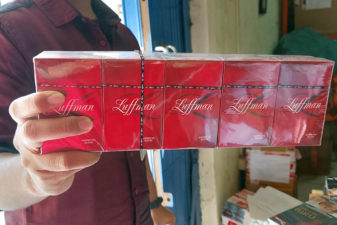 BRAND ASING: Rokok tanpa pita cukai merek Luffman ditemukan tim Bea Cukai pada razia 30 Maret lalu.  Biasanya brand tersebut diproduksi secara tersembunyi di Batam untuk dipasarkan di Vietnam.(BIYAN MUDZAKY HANINDITO / RADAR MALANG)