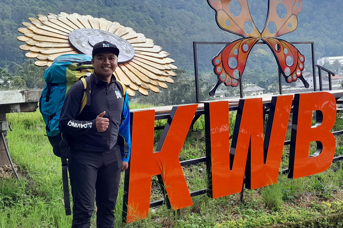 GIAT BERLATIH: Jafro Megawanto bersiap di titik Landing Area Paralayang, Jalan Trunojoyo Gang IV, Kelurahan Songgokerto, Kota Batu pada Rabu  lalu (5/4).