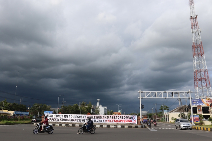 DIBAYANGI HUJAN: Mendung pekat di wilayah Kecamatan Singosari. Selama libur Lebaran, cuaca ekstrem berpotensi terjadi di wilayah Kabupaten Malang. (Darmono/Radar Malang)