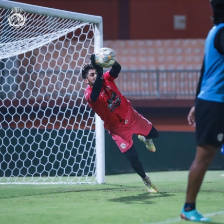TERUS DIPANTAU: Adilson Maringa melakoni official training di Stadion Gelora Madura Ratu Pamelingan, Pamekasan, Madura, Jumat lalu (7/4). (Media Officer Arema FC For Radar Malang )