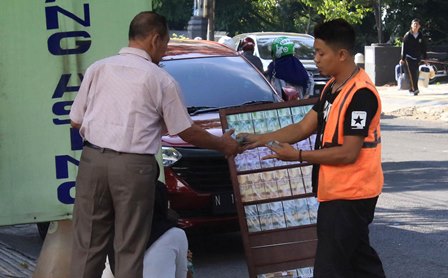 MAKIN RAMAI: Warga menukarkan uang baru di Jalan Kahuripan kemarin (16/4). Mendekati Lebaran, transaksi penukaran uang di jalanan menembus Rp 25 juta per hari