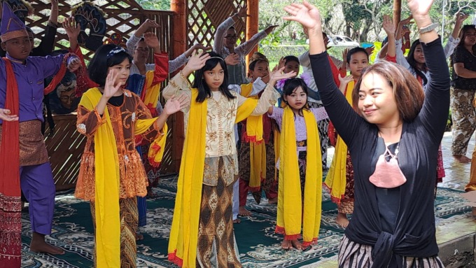SENI BUDAYA: Para penari di Kampung Budaya Polowijen (KBP) memperagakan gerakan tari penyambut kupatan kemarin (29/4).