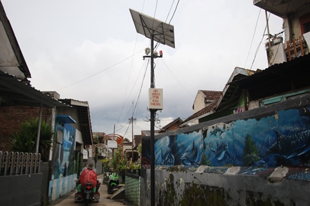 CANGGIH: Early warning sistem (EWS) terpasang di Jalan Bareng Gang 2, Klojen. Alat tersebut berfungsi untuk mendeteksi banjir