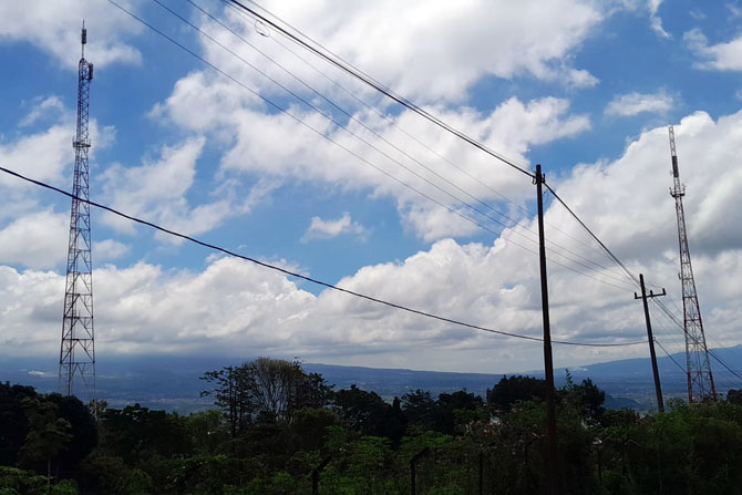 TINGGI : Tower pemancar sinyal di Kota Batu. (Rizal/Radar Malang)