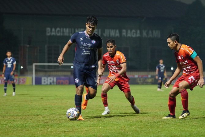 JAGA FOKUS: Muhammad Rafli (kiri) dibayang-bayangi dua pemain Bali United, 27 Maret lalu. Arema FC masih punya tiga agenda laga di bulan April. (Media Officer Arema FC For Radar Malang)