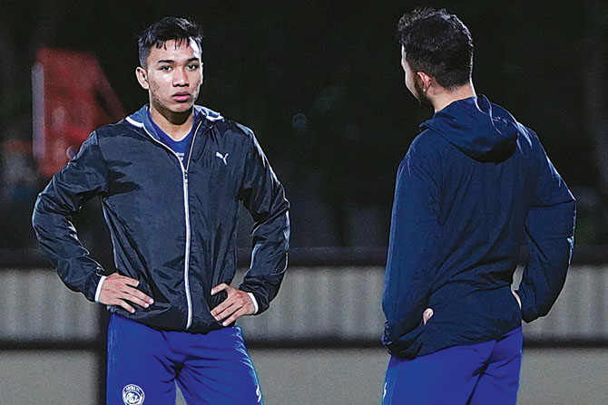 TAMPIL PRIMA: Pemain Arema FC Arkhan Fikri menjalani latihan di Stadion Gajayana pekan lalu. (Media Officer Arema FC for Radar Malang)