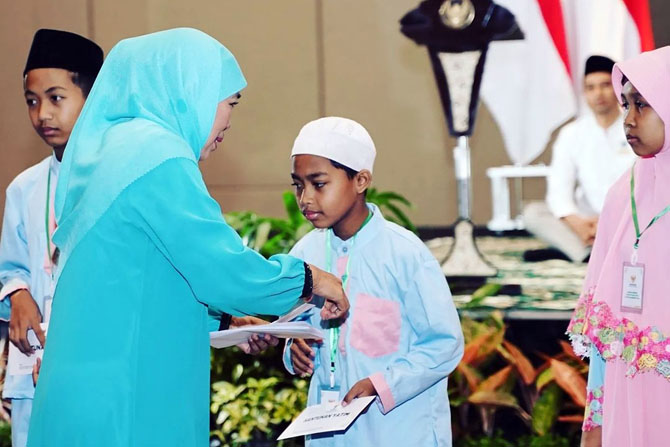 BAGI : Gubernur Jatim Khofifah Indar Parawansa memberi santunan bersama Baznas se-Jatim di wilayah Kota Malang. (Baznas Kota Malang for Radar Malang)