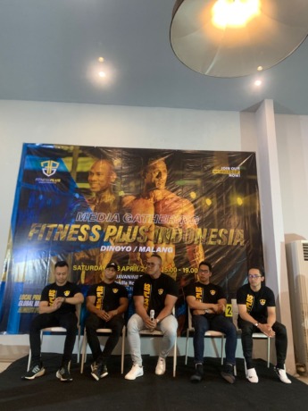 CABANG BARU: Pendiri Fitness Plus Indonesia Dith Setyawan (tengah) saat bertemu awak media dalam acara pembukaan lokasi gym terbaru di Dinoyo. (selma kirana/radar malang)