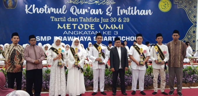 PELAPORAN KUALITAS: Kepala SMP BSS Muchamad Arif SSi MPd Gr (kanan) dan Trainer Ummi Nasional Ahmad Budianto S.Pd berfoto bersama peserta Khatmil Quran dan Imtihan berprestasi.