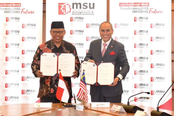 MENUJU WORLD CLASS UNIVERSITY: Rektor Unisma Prof Dr Masykuri (kiri) menunjukkan naskah MOU bersama President MSU Prof Tan Sri Dato Wira Dr Mohd Shukri Ab Yajid.