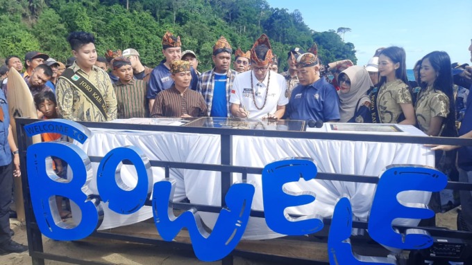 Menparenkraft Sandiaga S Uno didampingi Bupati Malang HM Sanusi meneken prasasti peresmian Desa Bowele sebagai 75 desa wisata terbaik dalam Anugerah Desa Wisata Indonesia 2023