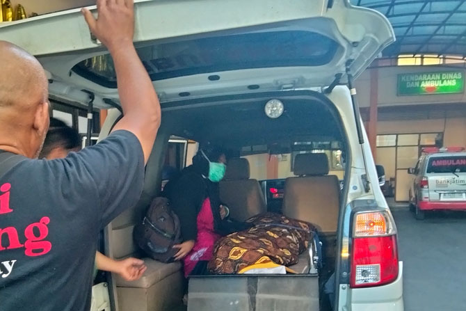 ANGKUT : Jenazah korban Sunarsih meninggalkan Kamar Mayat (KM) RSSA Malang menuju rumah duka di Gondanglegi. (Amel/Radar Malang)