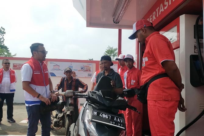 CEK : Mars Ega Legowo, Direktur Pemasaran Regional PT Patra Niaga saat melakukan Sidak kesiapan RAFI 2023 di Pertashop KH Malik Buring Malang. (Pertamina Patra Niaga for Radar Malang)