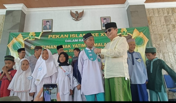 Komisaris Utama PT ACA Iwan Kurniawan memberikan quis seputar ajaran Islam kepada anak-anak yatim di Balaidesa Senggreng, Kecamatan Sumberpucung