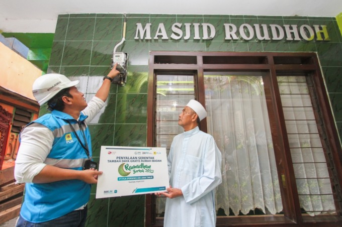 Petugas PLN UP3 Malang menambah daya Masjid Roudhoh agar ibadah selama Ramadan lebih tenang.