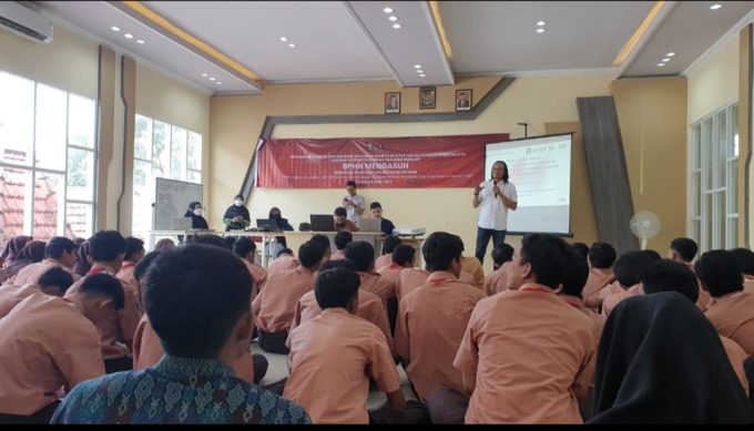 Bakti Riza Hidayat SH MH CLA memaparkan materi seputar Penyuluhan Hukum akibat kurang bijaknya dalam bermedia sosial kepada siswa-siswi SMKN 6 Malang.