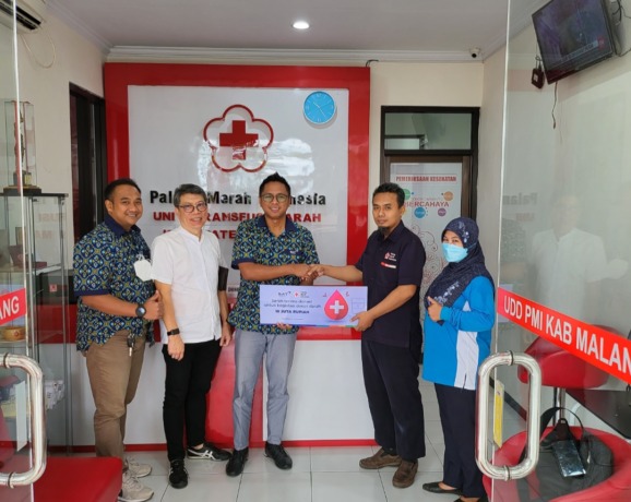 UNTUK KEMANUSIAAN: Dari kiri ke kanan, Ketua ESG Ambassador Bentoel Group Muhammad Aulia, Goverment Affairs Manager Eko Soedjojo dan  Head of Ops Regulatory & External Affair Latifu Shabur dan tim menyerahkan donasi kepada PMI Kabupaten Malang, kemarin (1