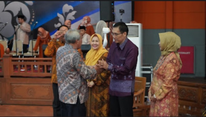 Rektor UM Prof Dr Hariyono MPd (dua dari kanan) memyambut civitas akademika UM dalam halal bi halal di gedung Graha Cakrawala, Rabu (26/4) tadi.