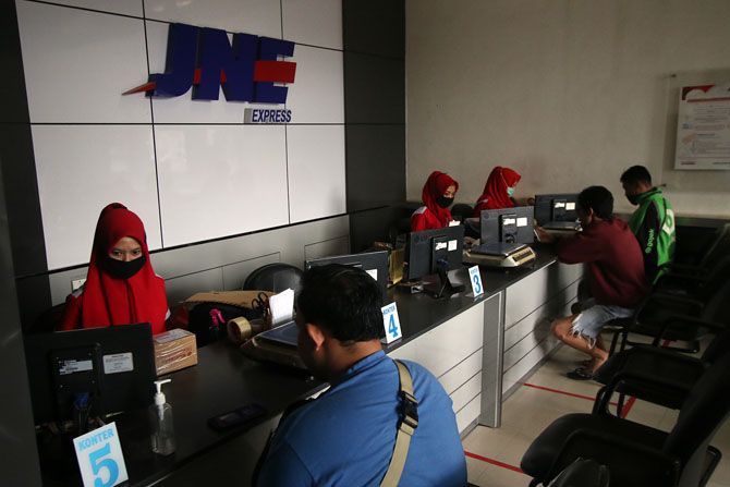 ILUSTRASI : Kantor JNE di Kota Malang. (Dokumentasi Radar Malang 2020)